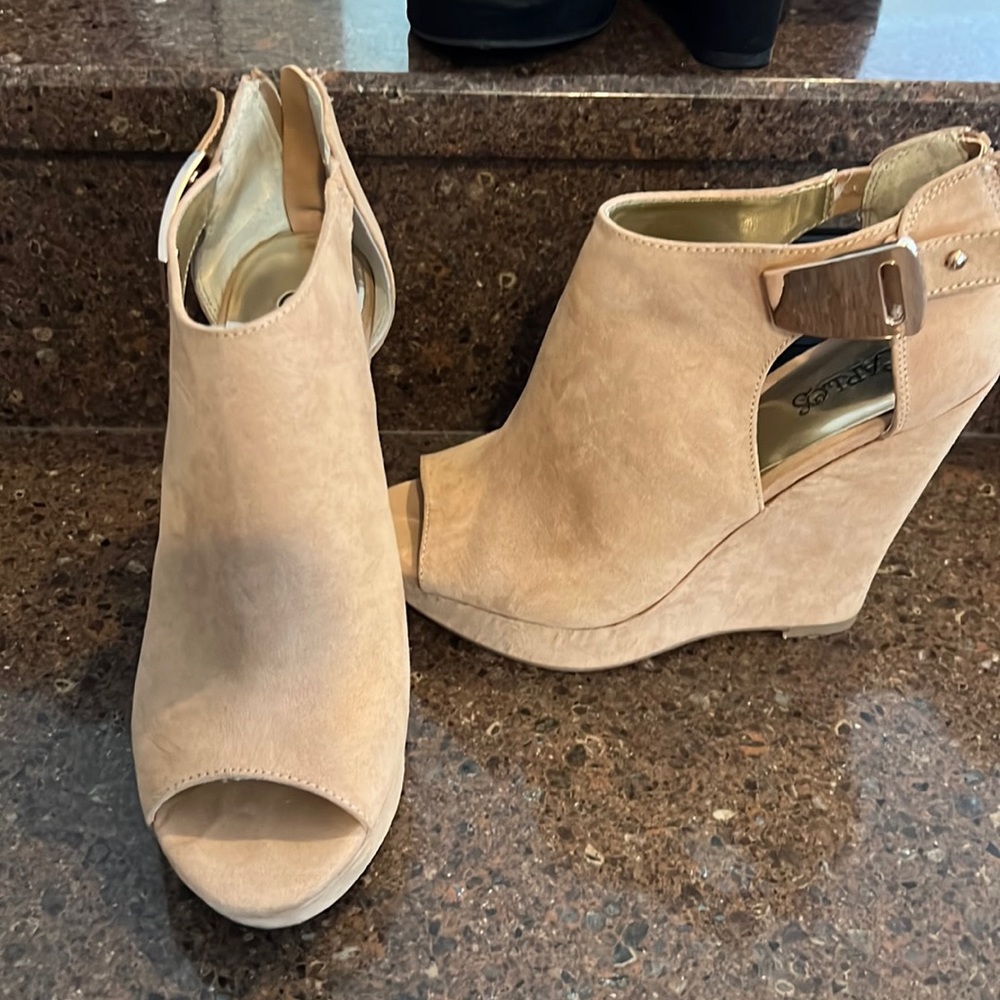 Carlos tan wedge booties 7.5